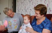 Sieviete dzemdēja bērnu 60 gadu vecumā. Paskat kā izskatās meitenīte un kā viņi dzīvo tagad … Sieviete dzemdēja bērnu 60 gadu vecumā. Paskat kā izskatās meitenīte un kā viņi dzīvo tagad …