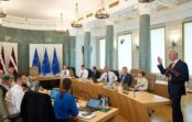 Nu jau oficiāli – valdība gatavo profesiju sarakstu, kam būs pienākums vakcinēties Nu jau oficiāli – valdība gatavo profesiju sarakstu, kam būs pienākums vakcinēties