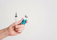 Zāļu valsts aģentūra publicējusi atskaiti par blaknēm pēc Covid-19 vakcīnas