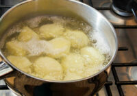 Vārīti kartupeļi garšos neatkārtojami, ja pievienosiet tikai šo vienu sastāvdaļu