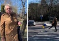 Cūciskā rīcība nepaliks bez sekām – zināms, kas notiks ar sievieti, kura izmētāja Ukrainas karodziņus un rupji apsaukājās