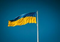 “Nav nacionāla naida pazīmju” – šāds ir prokuratūras secinājums par uzbrukumu puisim ar Ukrainas karogu