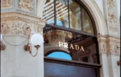 Prada grupa iegādājas Versace modes namu no sava ASV īpašnieka par 1,25 miljardu eiro darījumu Prada grupa iegādājas Versace modes namu no sava ASV īpašnieka par 1,25 miljardu eiro darījumu