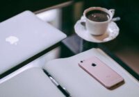Apple akcijas krītas, jo Ķīnas pārdošanas apjomi samazinās pēc Trampa tarifu krituma