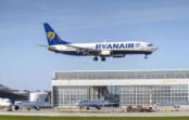 Ryanair saskaras ar satricinājumiem, jo aviobiļešu cenas samazinās, bet izmaksas pieaug Ryanair saskaras ar satricinājumiem, jo aviobiļešu cenas samazinās, bet izmaksas pieaug