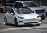 Jaunu automašīnu reģistrācija Eiropā samazinās, un Tesla piedzīvo vēl vienu kritumu