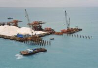 OPEC+ izvēlas nelielu naftas ieguves palielinājumu, pieaugot bažām par pārprodukciju