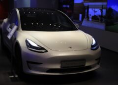 Tesla peļņa krītas, neskatoties uz rekordlieliem ieņēmumiem Tesla peļņa krītas, neskatoties uz rekordlieliem ieņēmumiem