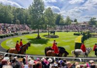 Kāpēc zirgu skriešanās sacīkstes (Royal Ascot) nav iedomājamas bez cepurēm un derībām – Lielbritānijas aristokrātu tradīcija Kāpēc zirgu skriešanās sacīkstes (Royal Ascot) nav iedomājamas bez cepurēm un derībām – Lielbritānijas aristokrātu tradīcija