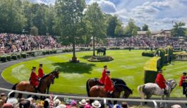 Kāpēc zirgu skriešanās sacīkstes (Royal Ascot) nav iedomājamas bez cepurēm un derībām – Lielbritānijas aristokrātu tradīcija